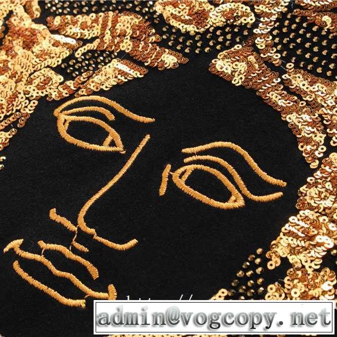 長袖Tシャツ  ヴェルサーチ VERSACE 最新トレンドコーデおすすめ 2019秋冬人気色おすすめ