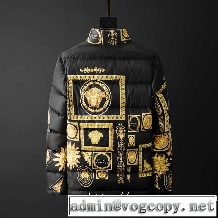 メンズ ダウンジャケット やっぱり優しい色 ヴェルサーチ 【2019秋冬トレンド】押さえておきたい VERSACE サイズのよさを感じる新作