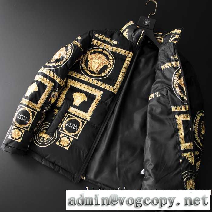 メンズ ダウンジャケット やっぱり優しい色 ヴェルサーチ 【2019秋冬トレンド】押さえておきたい VERSACE サイズのよさを感じる新作