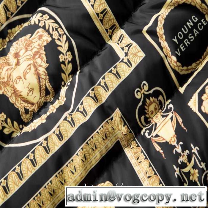 メンズ ダウンジャケット やっぱり優しい色 ヴェルサーチ 【2019秋冬トレンド】押さえておきたい VERSACE サイズのよさを感じる新作