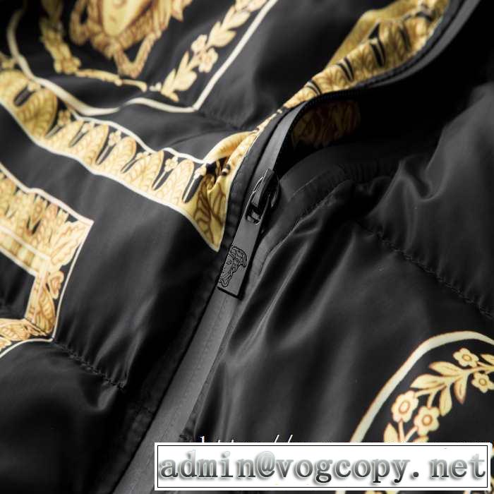 メンズ ダウンジャケット やっぱり優しい色 ヴェルサーチ 【2019秋冬トレンド】押さえておきたい VERSACE サイズのよさを感じる新作