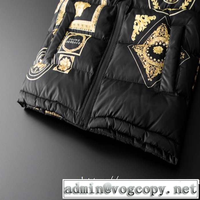 メンズ ダウンジャケット やっぱり優しい色 ヴェルサーチ 【2019秋冬トレンド】押さえておきたい VERSACE サイズのよさを感じる新作