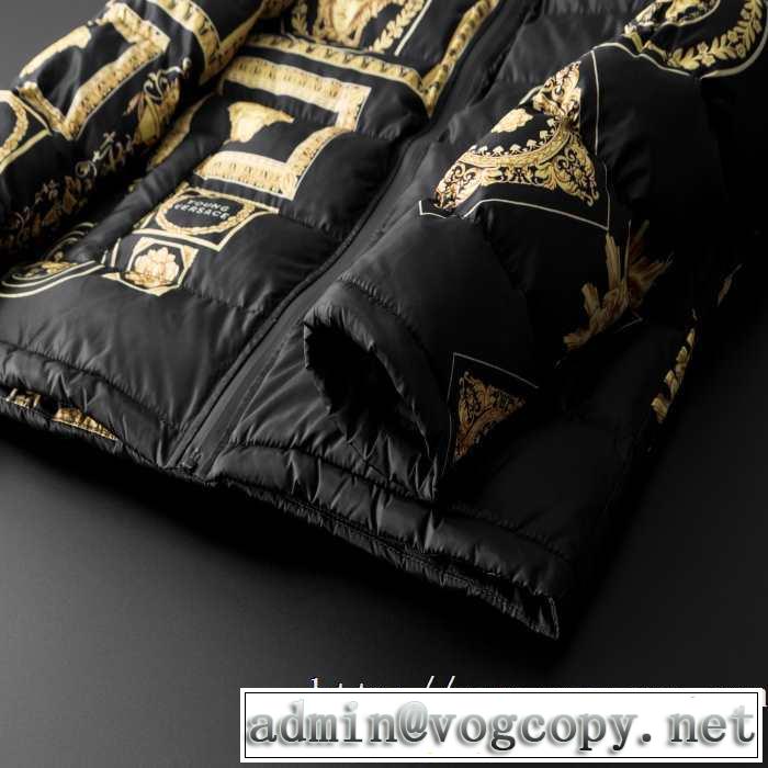 メンズ ダウンジャケット やっぱり優しい色 ヴェルサーチ 【2019秋冬トレンド】押さえておきたい VERSACE サイズのよさを感じる新作