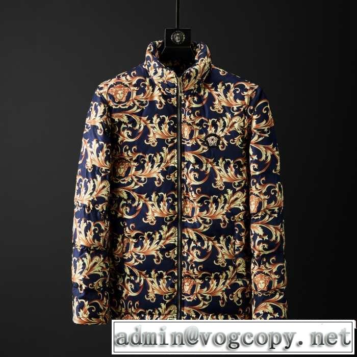 VERSACE  人気ファッション雑誌でも掲載 ヴェルサーチ最重要！2019秋冬トレンド メンズ ダウンジャケット最新トレンドコーデおすすめ 2色可選