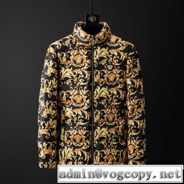 VERSACE  人気ファッション雑誌でも掲載 ヴェルサーチ最重要！2019秋冬トレンド メンズ ダウンジャケット最新トレンドコーデおすすめ 2色可選