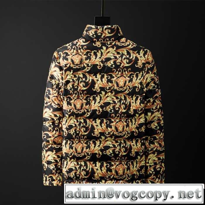 VERSACE  人気ファッション雑誌でも掲載 ヴェルサーチ最重要！2019秋冬トレンド メンズ ダウンジャケット最新トレンドコーデおすすめ 2色可選