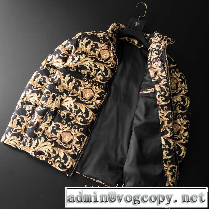 VERSACE  人気ファッション雑誌でも掲載 ヴェルサーチ最重要！2019秋冬トレンド メンズ ダウンジャケット最新トレンドコーデおすすめ 2色可選
