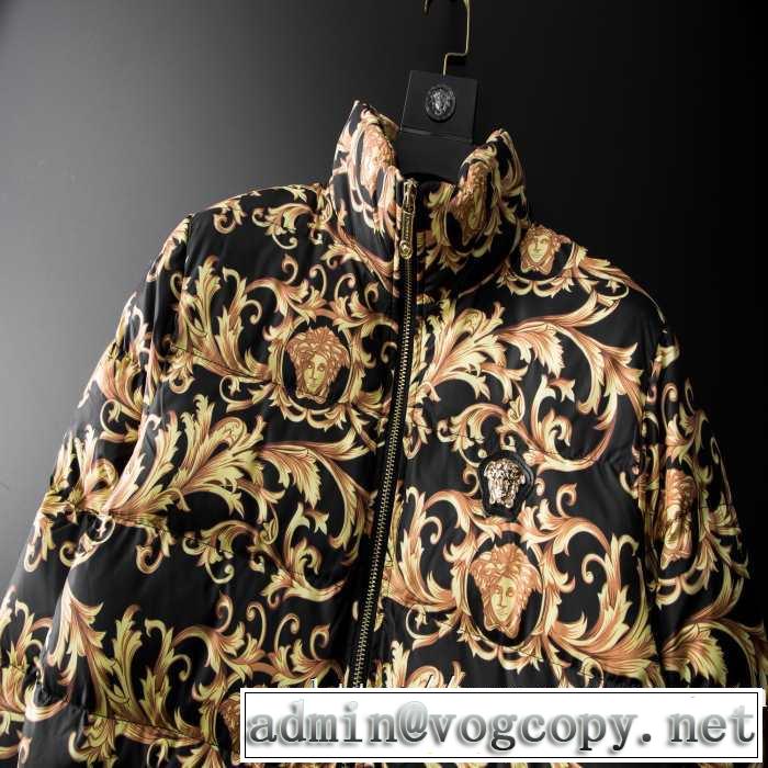 VERSACE  人気ファッション雑誌でも掲載 ヴェルサーチ最重要！2019秋冬トレンド メンズ ダウンジャケット最新トレンドコーデおすすめ 2色可選
