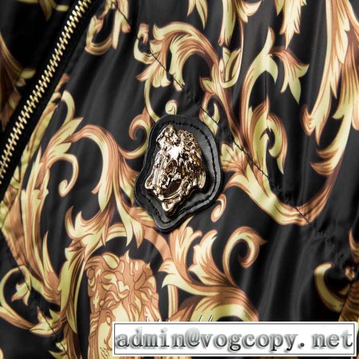 VERSACE  人気ファッション雑誌でも掲載 ヴェルサーチ最重要！2019秋冬トレンド メンズ ダウンジャケット最新トレンドコーデおすすめ 2色可選