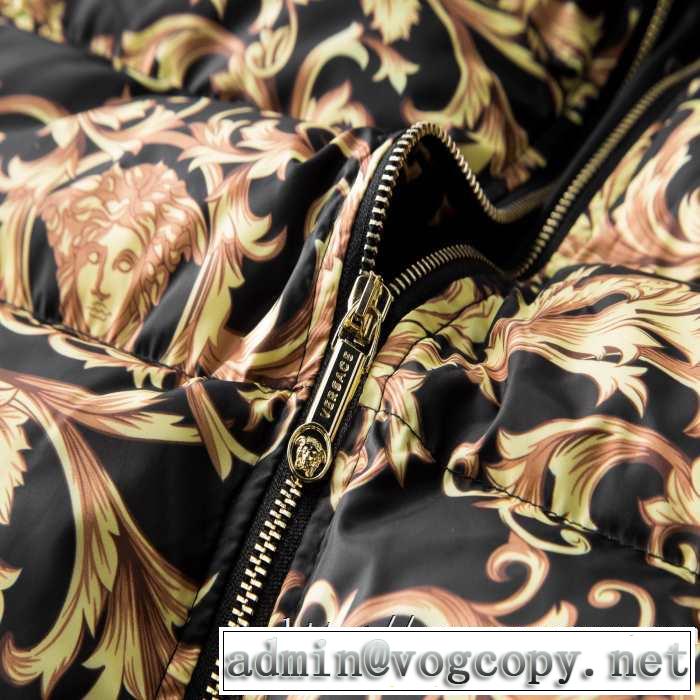 VERSACE  人気ファッション雑誌でも掲載 ヴェルサーチ最重要！2019秋冬トレンド メンズ ダウンジャケット最新トレンドコーデおすすめ 2色可選