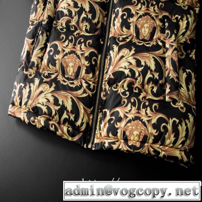 VERSACE  人気ファッション雑誌でも掲載 ヴェルサーチ最重要！2019秋冬トレンド メンズ ダウンジャケット最新トレンドコーデおすすめ 2色可選