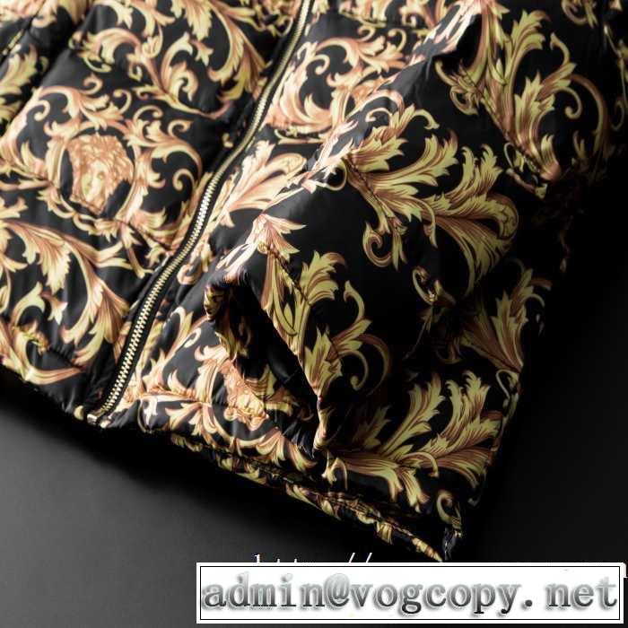 VERSACE  人気ファッション雑誌でも掲載 ヴェルサーチ最重要！2019秋冬トレンド メンズ ダウンジャケット最新トレンドコーデおすすめ 2色可選