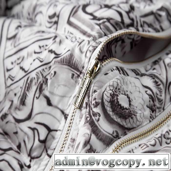 ヴェルサーチ 機能性が良くブランド新品 VERSACE 使いやすさのトレンド メンズ ダウンジャケット2019-2020秋冬のファッション