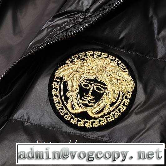 秋冬もちろん主役級 ヴェルサーチ 大人かわいい秋冬コーデを楽しみVERSACE2019秋のファッショントレンドはこれ メンズ ダウンジャケット