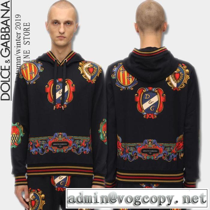 秋冬ファッションコーディネートパーカー  2019-2020秋冬のファッション ドルチェ＆ガッバーナ Dolce&Gabbana 人気ファッション雑誌でも掲載 