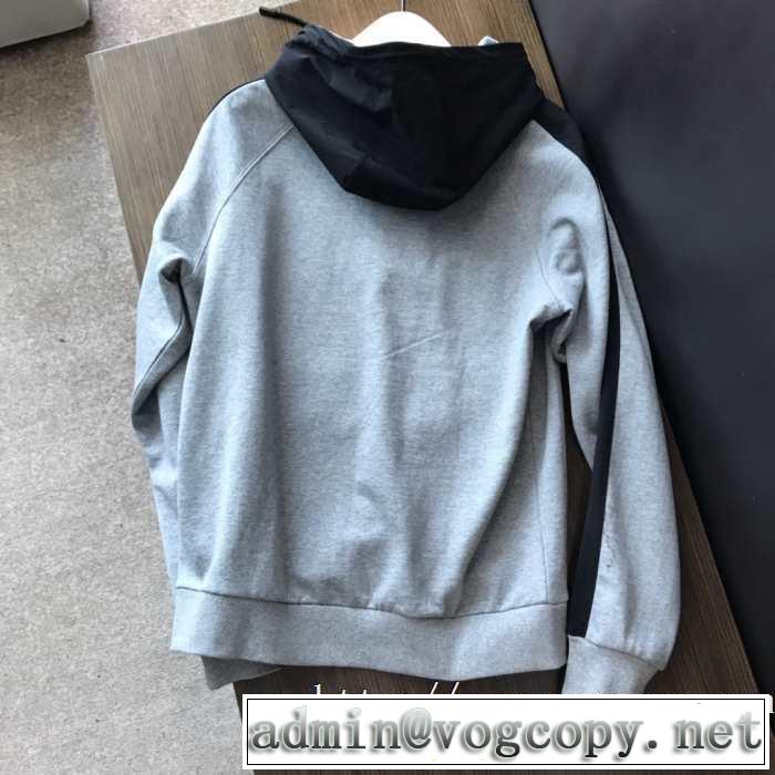人気ファッション雑誌でも掲載 2019秋のファッショントレンドはこれ モンクレール MONCLER パーカー