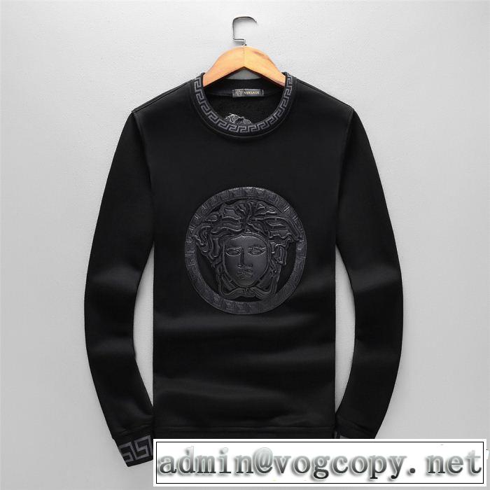 VERSACE ヴェルサーチ 《2019年》今、注目のストリート上下セット派手にはなりすぎず