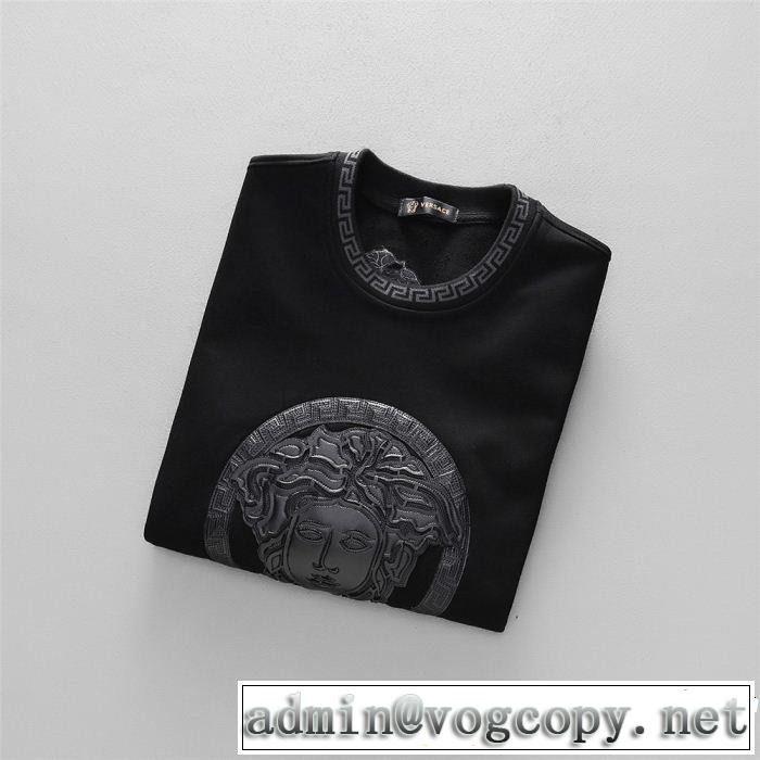 VERSACE ヴェルサーチ 《2019年》今、注目のストリート上下セット派手にはなりすぎず