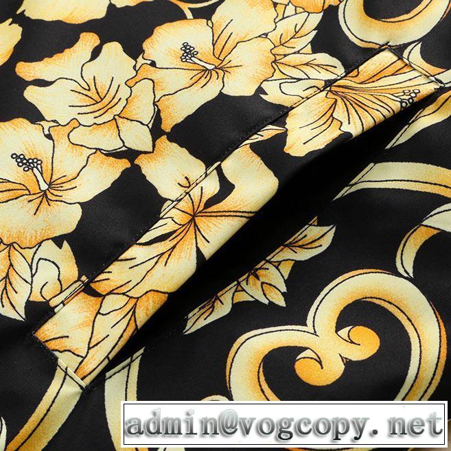 ぜひ今年のトレンドをチェック ヴェルサーチVERSACE ブルゾン 2019春夏の大注目トレンド
