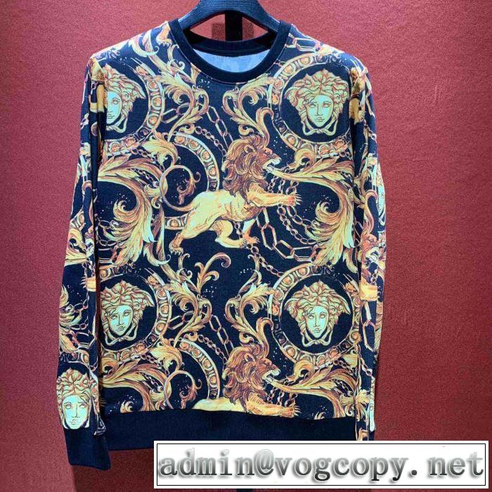 プルオーバーパーカー ヴェルサーチVERSACE 《2019年》今、注目のストリート 海外セレブは大人気 src=