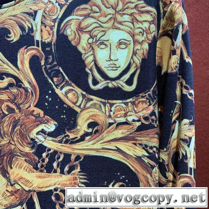 プルオーバーパーカー ヴェルサーチVERSACE 《2019年》今、注目のストリート 海外セレブは大人気