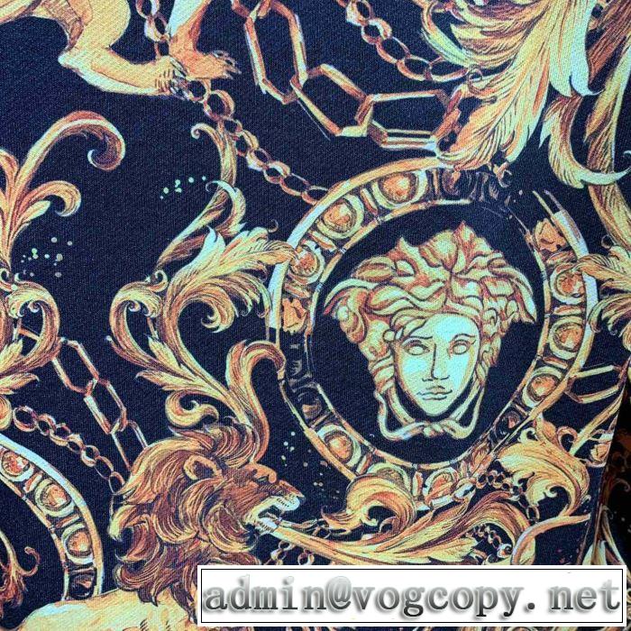 プルオーバーパーカー ヴェルサーチVERSACE 《2019年》今、注目のストリート 海外セレブは大人気