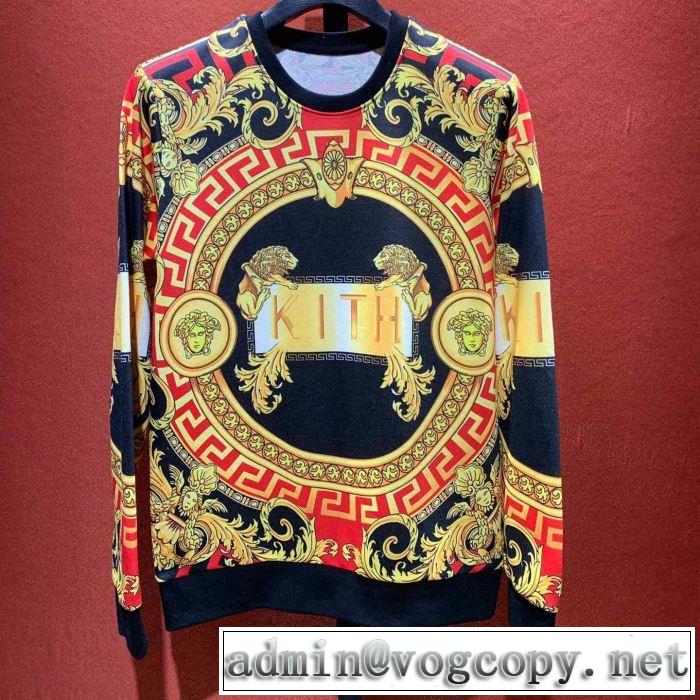季節をまたい新作アイテム 2019年の夏のマスト ヴェルサーチVERSACE プルオーバーパーカー