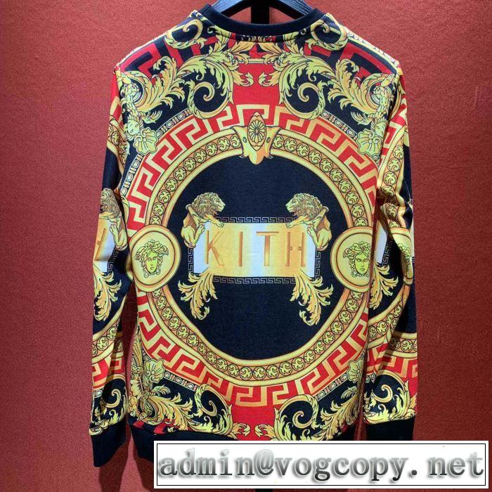 季節をまたい新作アイテム 2019年の夏のマスト ヴェルサーチVERSACE プルオーバーパーカー