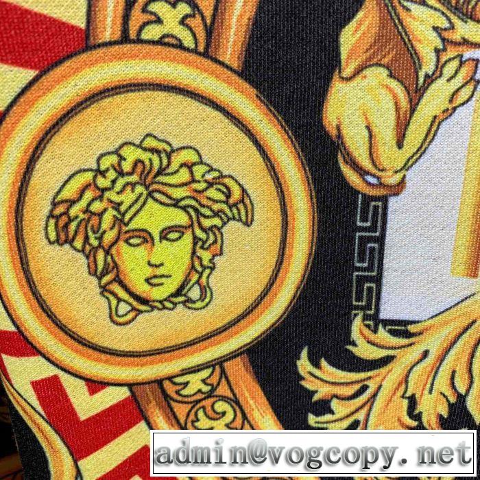 季節をまたい新作アイテム 2019年の夏のマスト ヴェルサーチVERSACE プルオーバーパーカー