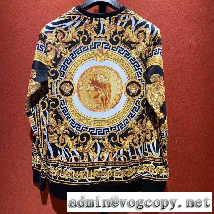 プルオーバーパーカー ヴェルサーチVERSACE おしゃれな夏ファッション2019 夏らしい季節感