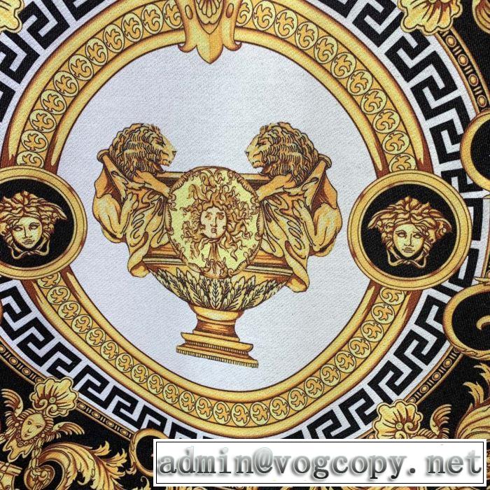 プルオーバーパーカー ヴェルサーチVERSACE おしゃれな夏ファッション2019 夏らしい季節感