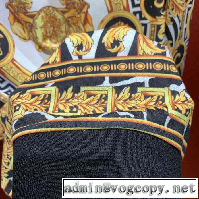プルオーバーパーカー ヴェルサーチVERSACE おしゃれな夏ファッション2019 夏らしい季節感