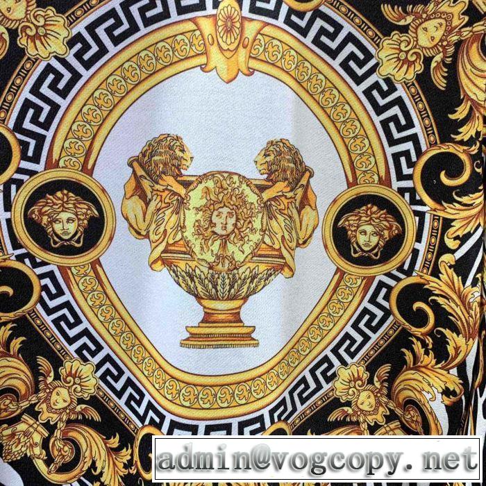 プルオーバーパーカー ヴェルサーチVERSACE おしゃれな夏ファッション2019 夏らしい季節感