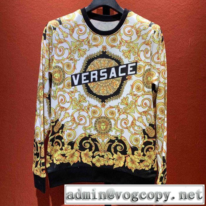 今シーズン人気のアイテム 2019年の春夏に着たい ヴェルサーチVERSACE プルオーバーパーカー