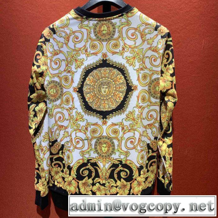 今シーズン人気のアイテム 2019年の春夏に着たい ヴェルサーチVERSACE プルオーバーパーカー