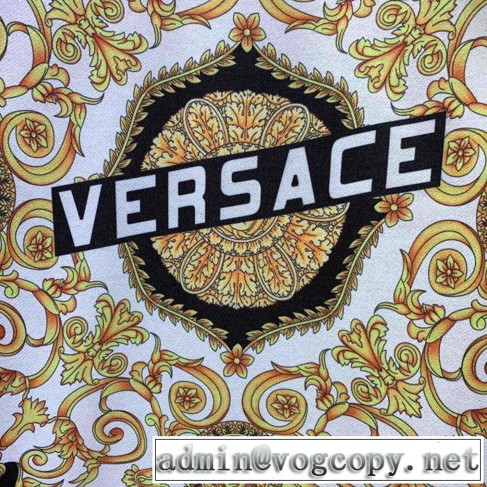 今シーズン人気のアイテム 2019年の春夏に着たい ヴェルサーチVERSACE プルオーバーパーカー