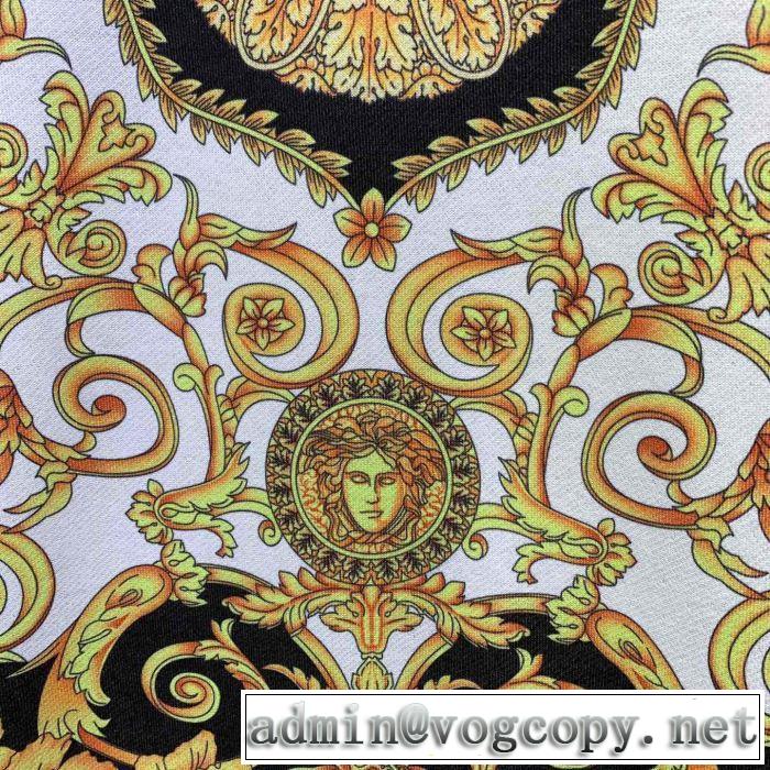 今シーズン人気のアイテム 2019年の春夏に着たい ヴェルサーチVERSACE プルオーバーパーカー
