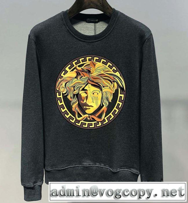 2019年春夏のトレンドアイテム ヴェルサーチVERSACE プルオーバーパーカー 2019年春夏のトレンドアイテム