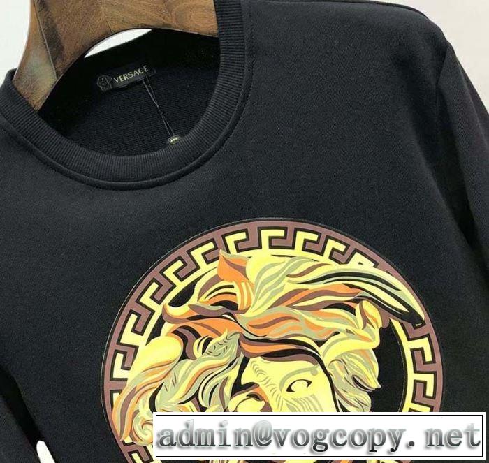 2019年春夏のトレンドアイテム ヴェルサーチVERSACE プルオーバーパーカー 2019年春夏のトレンドアイテム