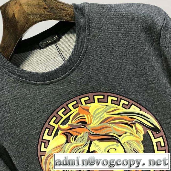 2019年春夏のトレンドアイテム ヴェルサーチVERSACE プルオーバーパーカー 2019年春夏のトレンドアイテム