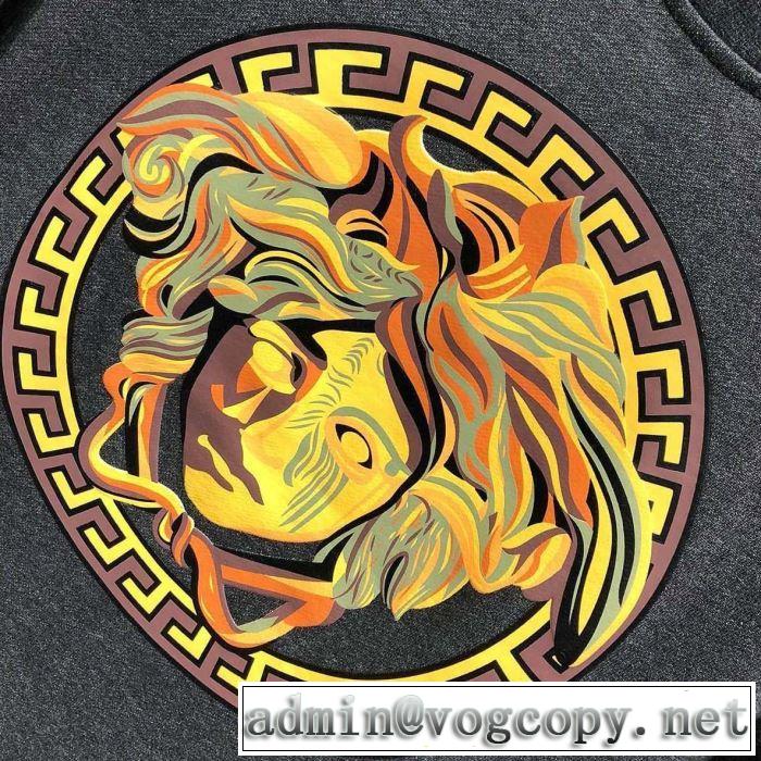 2019年春夏のトレンドアイテム ヴェルサーチVERSACE プルオーバーパーカー 2019年春夏のトレンドアイテム