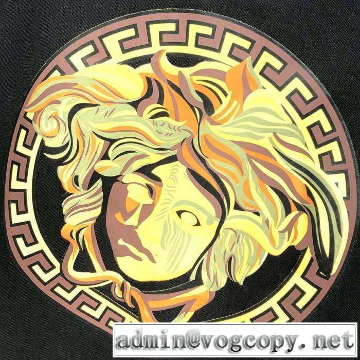 2019年春夏のトレンドアイテム ヴェルサーチVERSACE プルオーバーパーカー 2019年春夏のトレンドアイテム