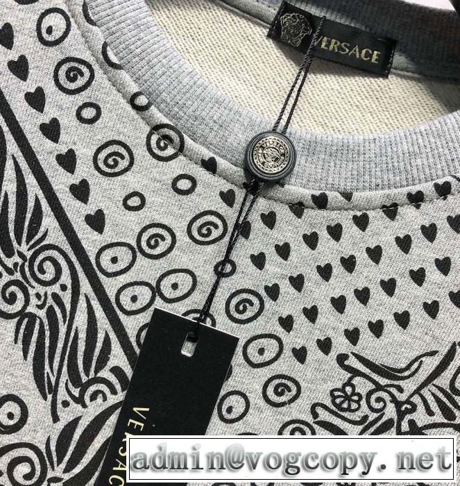 ヴェルサーチVERSACE プルオーバーパーカー 2色可選 優しい雰囲気スタイリッシュに 2019SSのトレンド商品