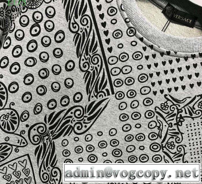 ヴェルサーチVERSACE プルオーバーパーカー 2色可選 優しい雰囲気スタイリッシュに 2019SSのトレンド商品