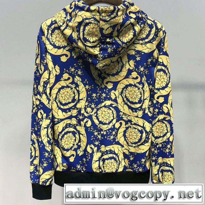 一気にトレンド感満載な着こなし 2019年春夏のトレンドアイテ ヴェルサーチVERSACE パーカー