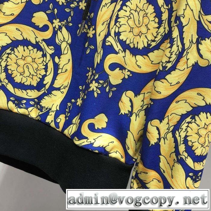 一気にトレンド感満載な着こなし 2019年春夏のトレンドアイテ ヴェルサーチVERSACE パーカー