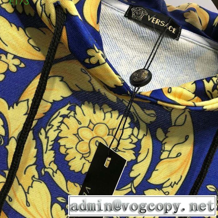 一気にトレンド感満載な着こなし 2019年春夏のトレンドアイテ ヴェルサーチVERSACE パーカー