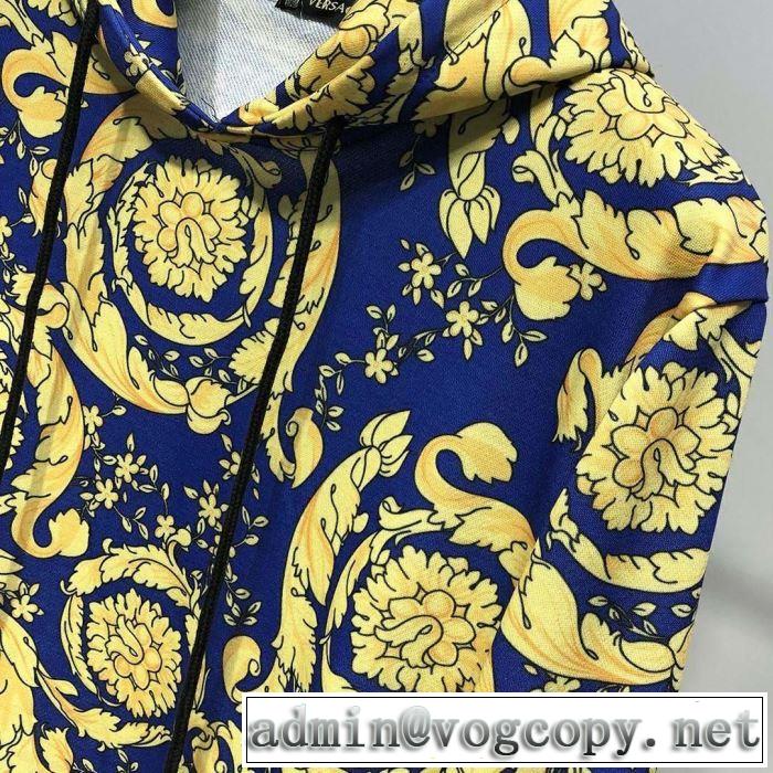 一気にトレンド感満載な着こなし 2019年春夏のトレンドアイテ ヴェルサーチVERSACE パーカー