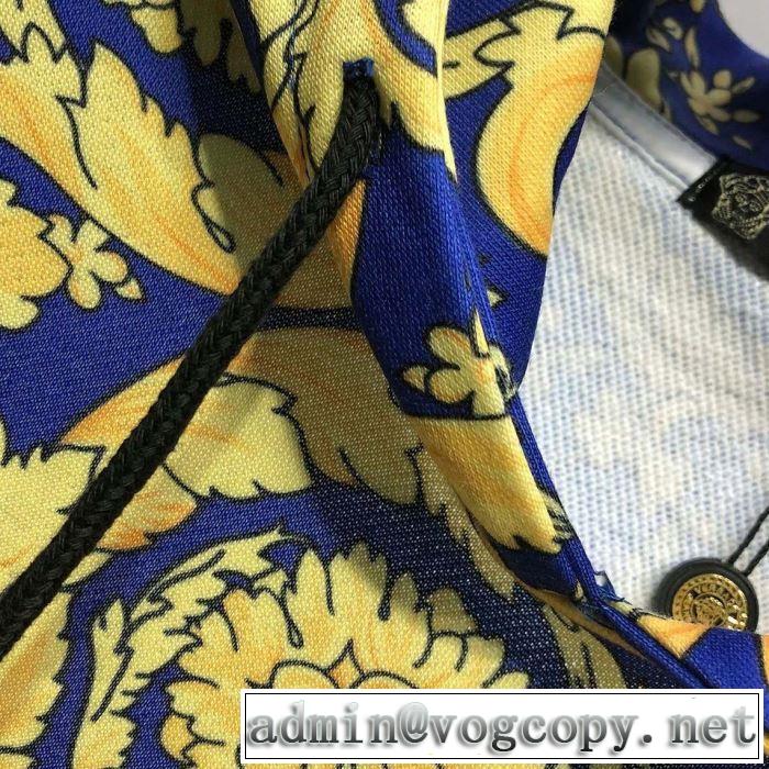 一気にトレンド感満載な着こなし 2019年春夏のトレンドアイテ ヴェルサーチVERSACE パーカー