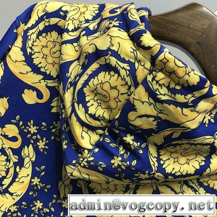 一気にトレンド感満載な着こなし 2019年春夏のトレンドアイテ ヴェルサーチVERSACE パーカー